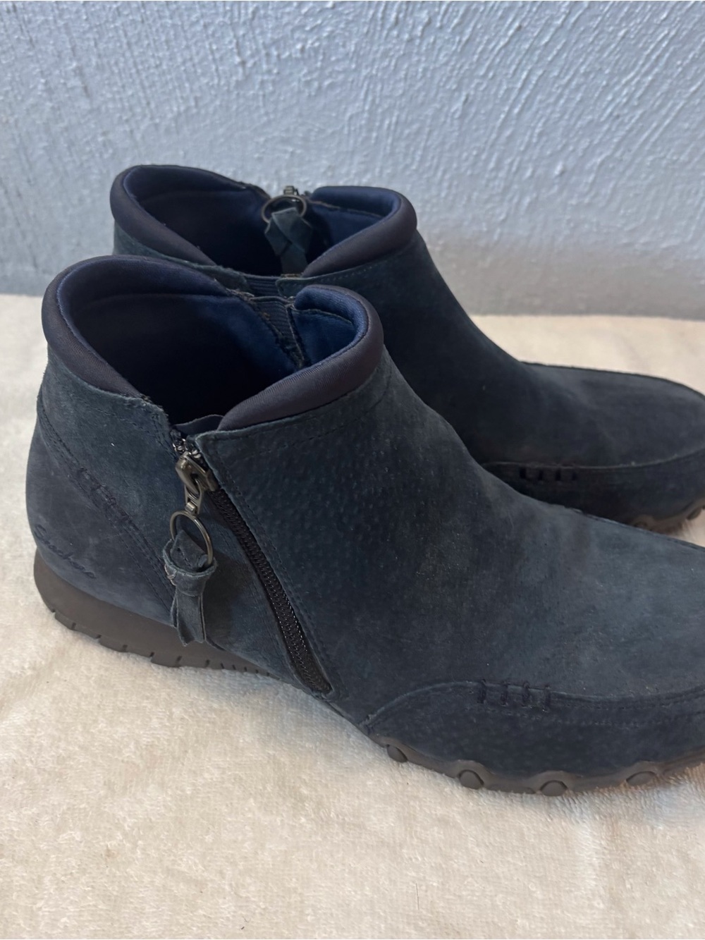 Skechers Women's Navy Suede Side-Zip Ankle Booties SZ 10 Memory Foam Relaxed fit